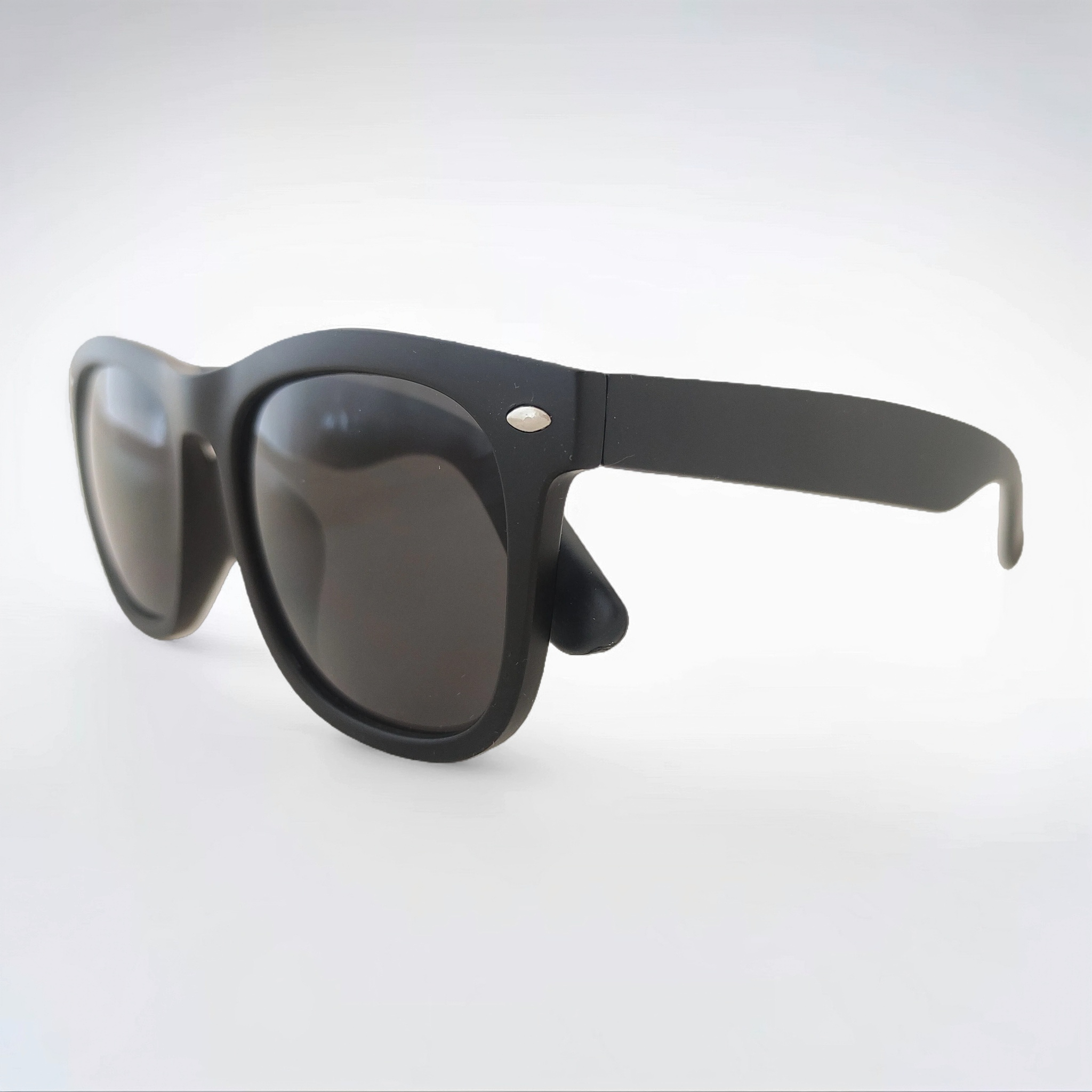 عینک افتابی کلاسیک مدل ویفرر